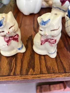 Shawnee Puss n Boots Salt and Pepper Shakers excellent no chips cork is in tact